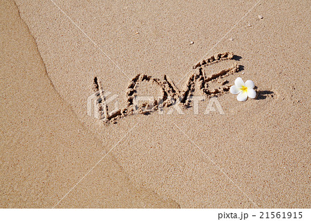 Love 砂浜 文字 海 砂 波打ち際の写真素材