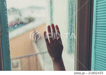 雨の日 眺める 手元 窓辺の写真素材