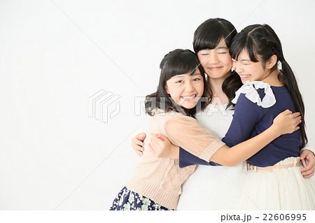 人物 女性 友達 抱き合うの写真素材