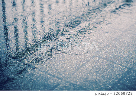 雨 石畳 波紋 水たまりの写真素材