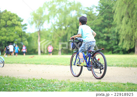 自転車 男の子 乗る ライフスタイルの写真素材