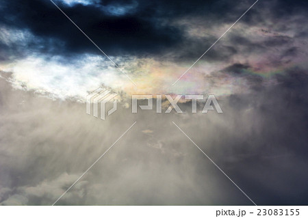 彩雲 雲 空 五色の彩雲の写真素材