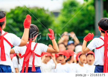 小学生 運動会 応援団 太鼓の写真素材