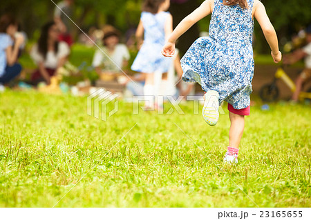 外国人 女の子 子供 公園の写真素材
