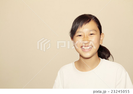 笑顔 女性 満面笑み 大笑いの写真素材