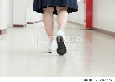 中学生 高校生 歩く 足元の写真素材