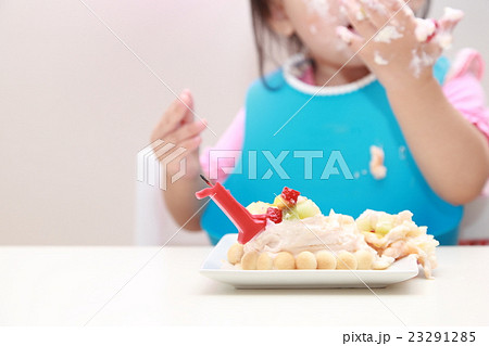 赤ちゃん 手掴み食べ 誕生日ケーキ 誕生日の写真素材