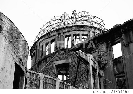 原爆ドーム 白黒 広島の写真素材