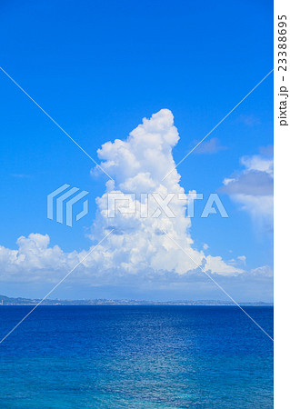 雲 入道雲 夏 海の写真素材