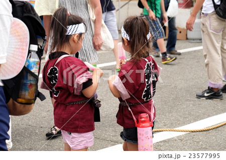 子供 祭り はっぴ 女の子の写真素材