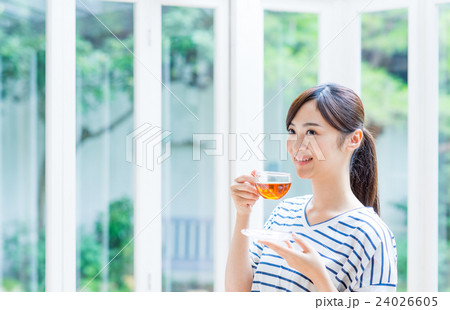紅茶 飲む 女性 若いの写真素材