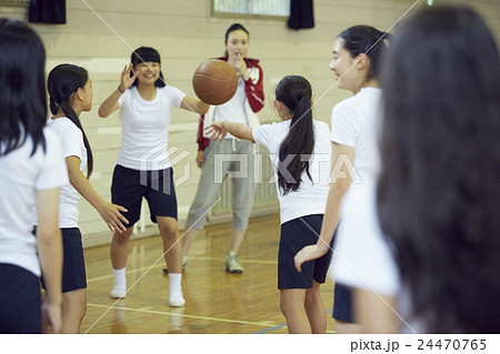 女子中学生 部活 部活動 バスケットボールの写真素材