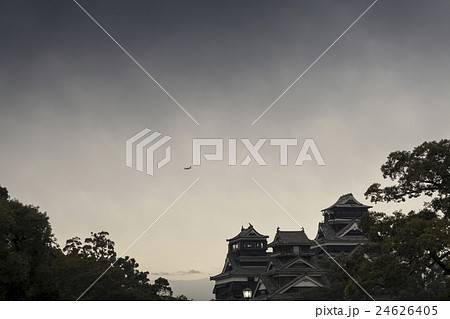 城 シルエット 熊本城 影 夕方の写真素材