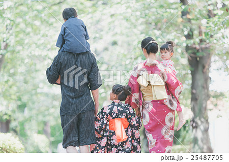 後ろ姿 男 浴衣 男の子の写真素材