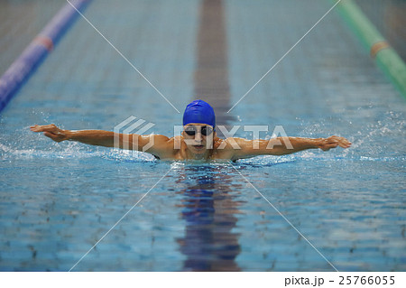 水泳 スイミング 競泳 平泳ぎの写真素材