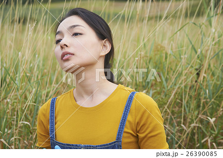 流し目 女 見つめる 女性 美人の写真素材