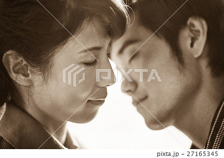 昭和 夫婦 カップル キスの写真素材