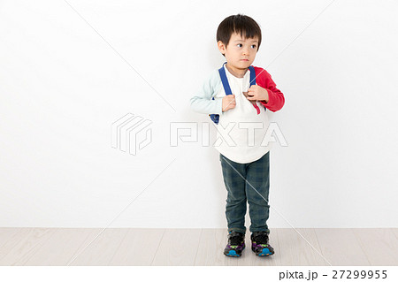 子供 男の子 背負う リュックサックの写真素材