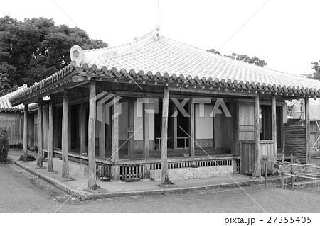 屋根 瓦 白黒 モノトーンの写真素材