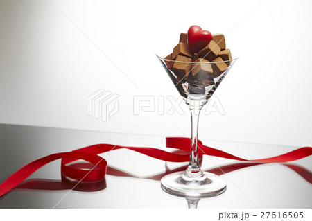 バレンタイン チョコレート カクテルグラス リボンの写真素材