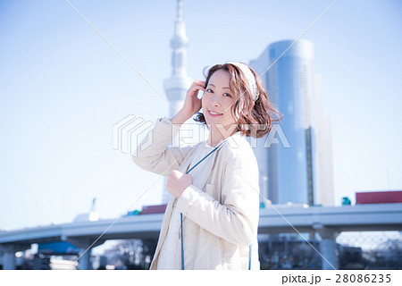 吾妻橋 可愛い 若い 東京スカイツリーの写真素材