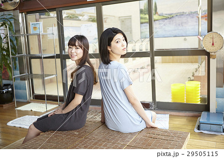 脱衣所　女 女性 銭湯女子 脱衣所 振り向くの写真素材 - PIXTA