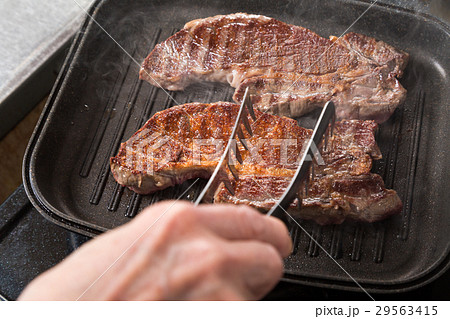 黒毛和牛 ステーキ肉 トング グリルの写真素材