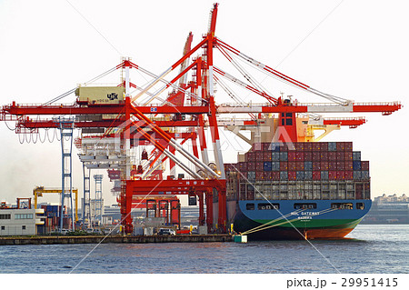 横浜港 コンテナターミナル ガントリークレーン コンテナ船の写真素材