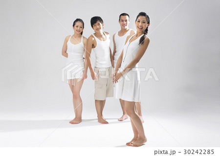 はだし 裸足 青年 正面 成人の写真素材