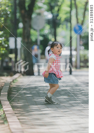 子供 人物 振り向く 走るの写真素材