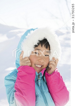 子供 フード 被る スキーウェアの写真素材