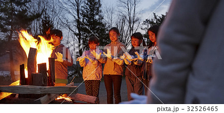 子供 小学生 林間学校 キャンプファイヤーの写真素材