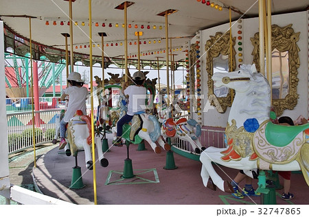 非常に高い品質 ガラス細工 メリーゴーランド 馬 遊園地 置物