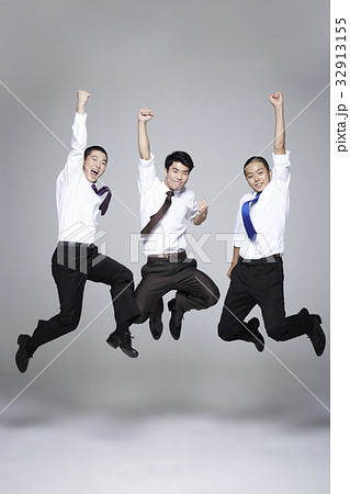 ビジネスマン 激写 若い男性だけ ジャンプの写真素材