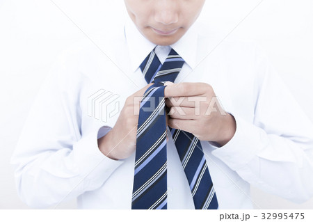 男性 ネクタイ 結ぶ 手元の写真素材