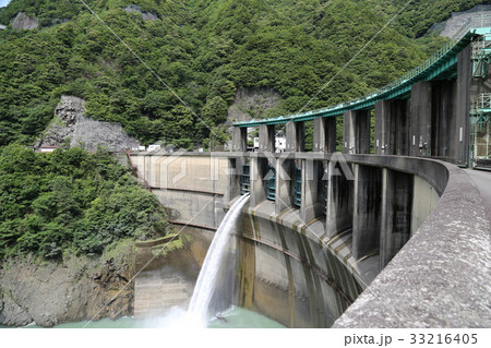 二津野ダム ダム 放水 奈良県の写真素材