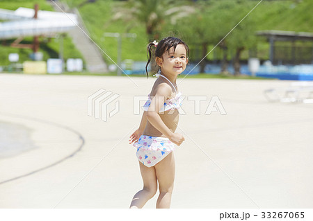 水遊び 女の子の写真素材