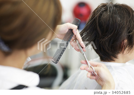 ヘアカットシーンの写真素材 ヘアカットシーンの写真素材