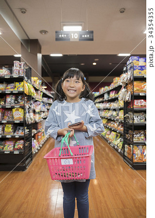 おつかい お買い物 お使い 子供の写真素材