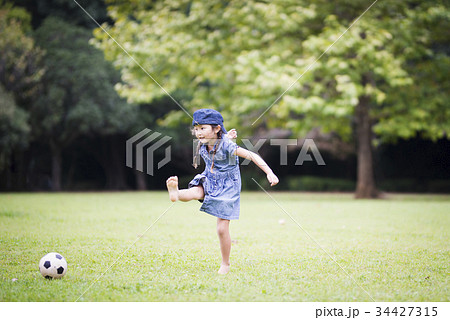 サッカー 裸足 サッカーボール 女の子の写真素材