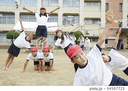 組体操 扇 子供 人物の写真素材