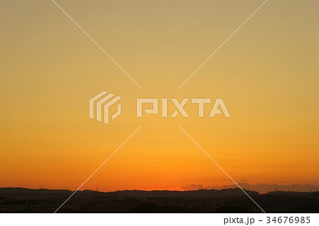 おぼろ夕日の写真素材 - PIXTA