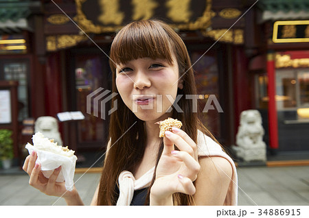 ごま団子 食べ歩き 女子旅 横浜中華街の写真素材