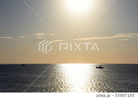 漁船 海 漁業 シルエットの写真素材