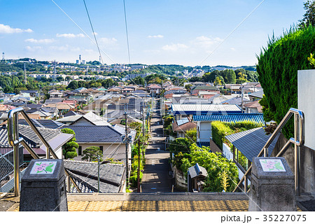 住宅街 住宅地 坂 階段の写真素材