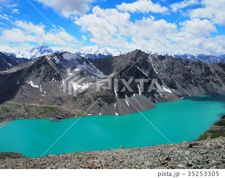 アラコル 湖 キルギス 絶景の写真素材