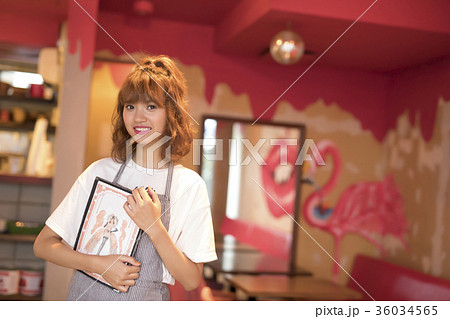 女性 かわいい カフェ 店員の写真素材