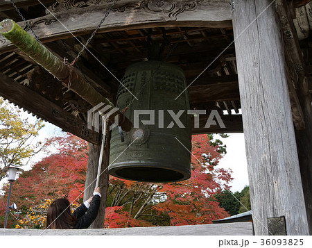 鐘をつくの写真素材