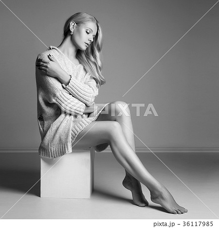 女性 足 セクシー モノクロの写真素材 Pixta