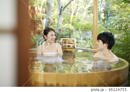 混浴 温泉 カップル 露天風呂の写真素材